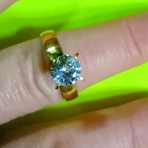 Goldtone crystal band ring size 9.5